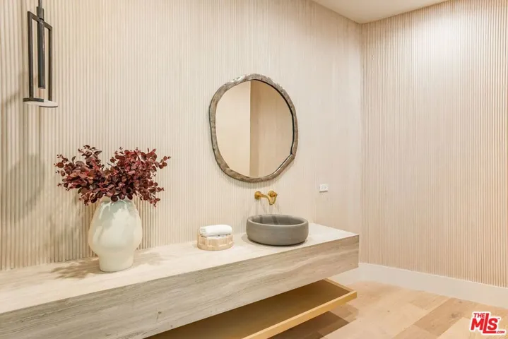 1749 Mandeville Lane, Los Angeles, California 90049