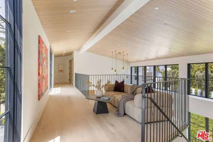 1749 Mandeville Lane, Los Angeles, California 90049
