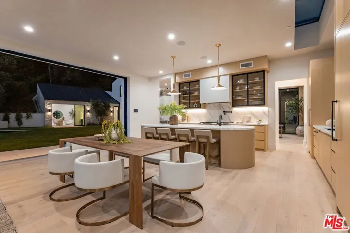 1749 Mandeville Lane, Los Angeles, California 90049