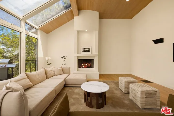 282 Bentley Circle, Los Angeles, California 90049