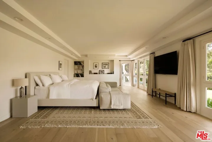 282 Bentley Circle, Los Angeles, California 90049