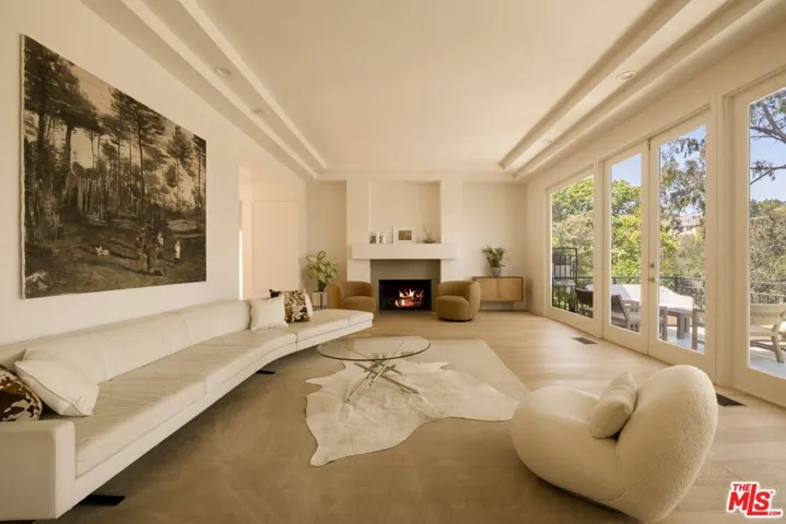 282 Bentley Circle, Los Angeles, California 90049