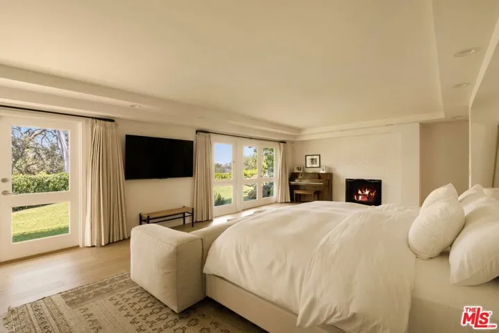 282 Bentley Circle, Los Angeles, California 90049