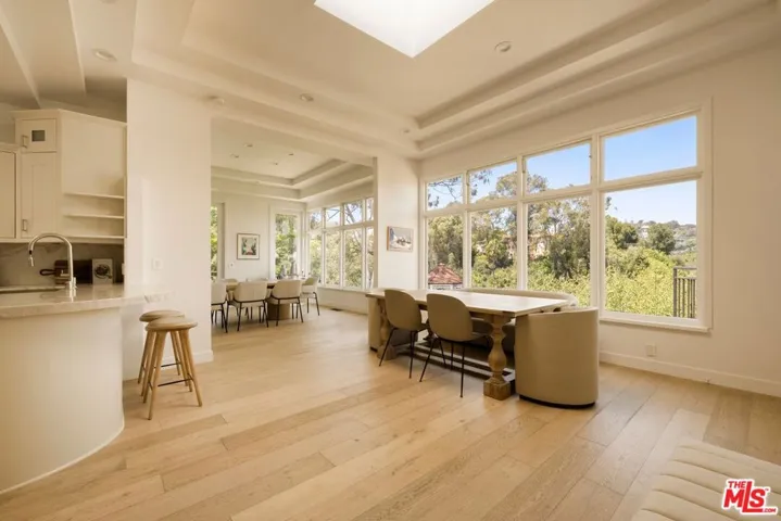 282 Bentley Circle, Los Angeles, California 90049