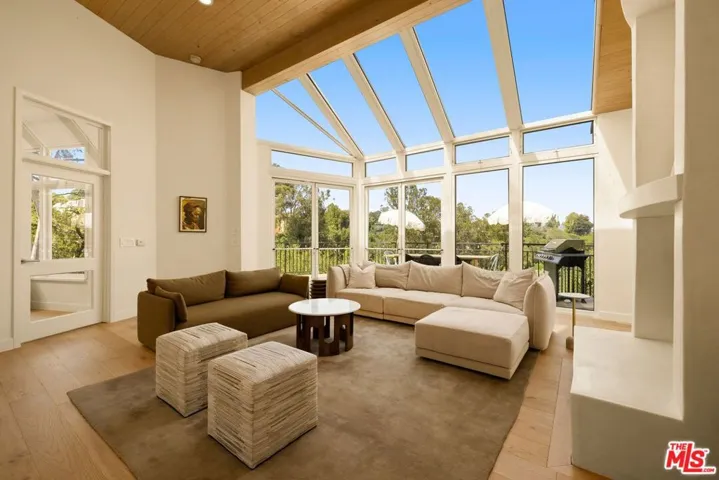 282 Bentley Circle, Los Angeles, California 90049