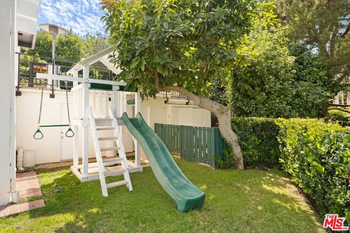 282 Bentley Circle, Los Angeles, California 90049