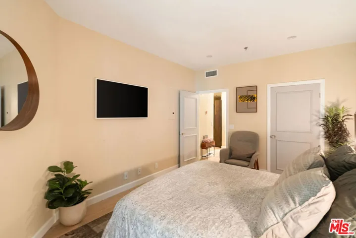 585 N Rossmore Avenue 407, Los Angeles, California 90004