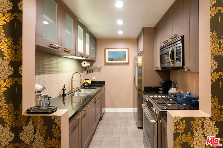 585 N Rossmore Avenue 407, Los Angeles, California 90004