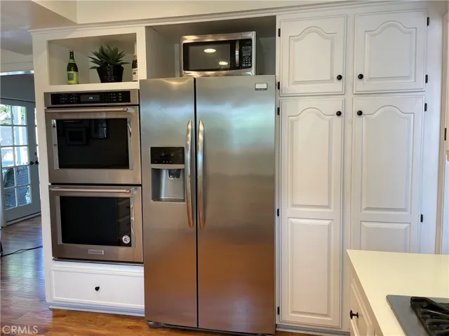 Frig and microwave included.  Washer and dryer too!  Double oven is wonderful when cooking for a crowd.
Plenty of cabinets