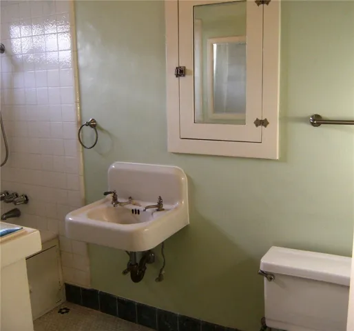 845 Bath Room