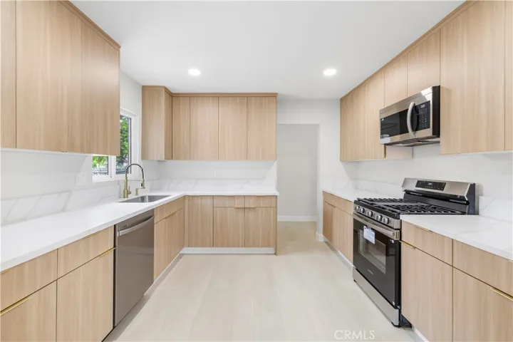 7108 Quakertown Avenue, Winnetka, California 91306