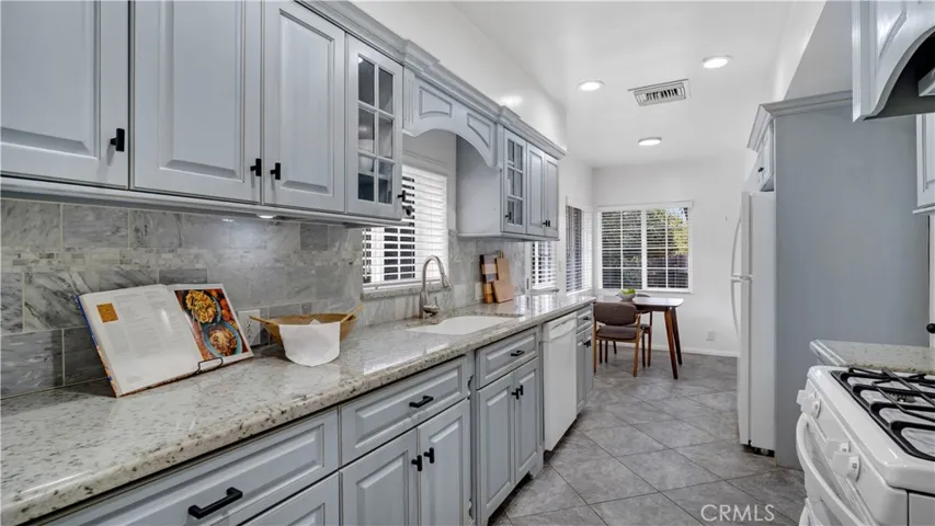 10207 Camarillo Street, Toluca Lake, California 91602