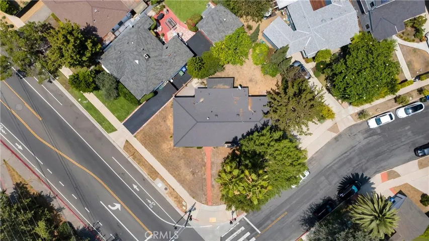 10207 Camarillo Street, Toluca Lake, California 91602