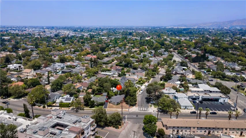 10207 Camarillo Street, Toluca Lake, California 91602