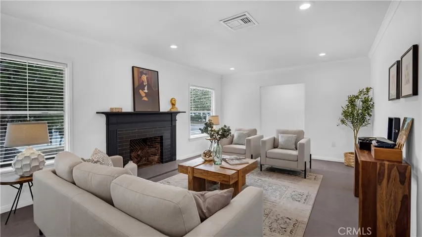 10207 Camarillo Street, Toluca Lake, California 91602
