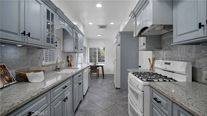 10207 Camarillo Street, Toluca Lake, California 91602