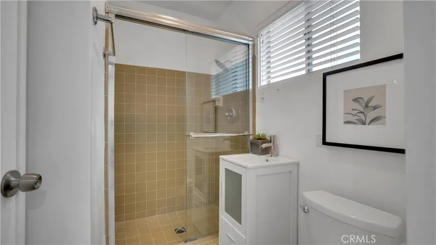 10207 Camarillo Street, Toluca Lake, California 91602