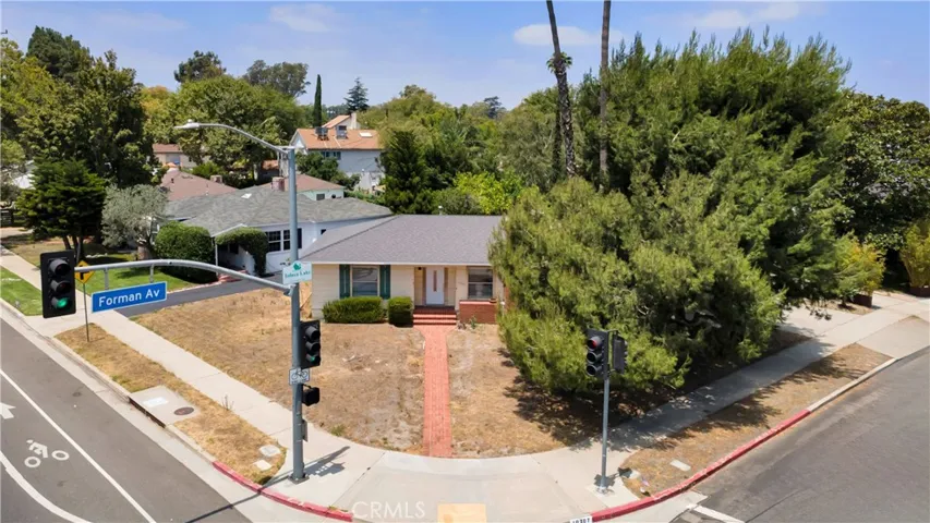 10207 Camarillo Street, Toluca Lake, California 91602