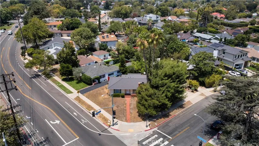10207 Camarillo Street, Toluca Lake, California 91602