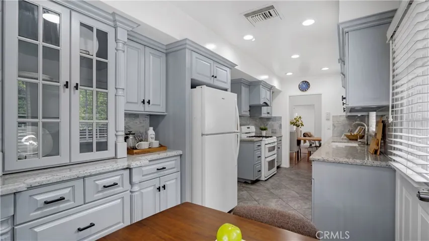 10207 Camarillo Street, Toluca Lake, California 91602