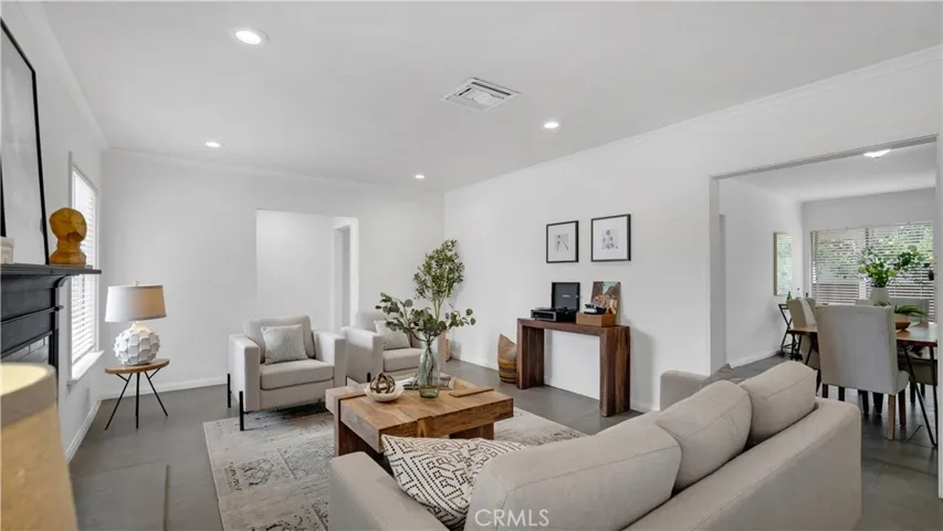 10207 Camarillo Street, Toluca Lake, California 91602
