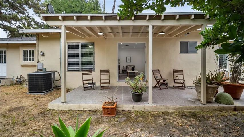 10207 Camarillo Street, Toluca Lake, California 91602