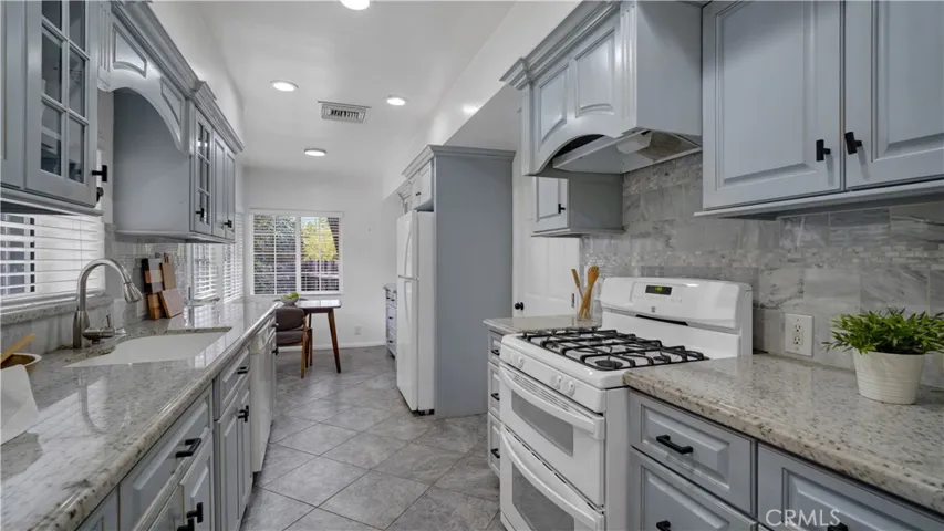 10207 Camarillo Street, Toluca Lake, California 91602