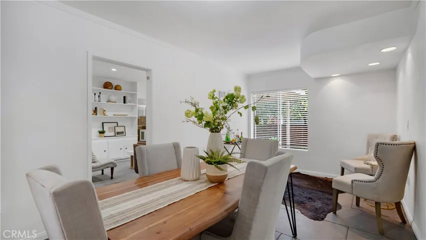 10207 Camarillo Street, Toluca Lake, California 91602