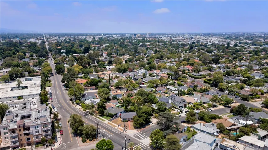 10207 Camarillo Street, Toluca Lake, California 91602