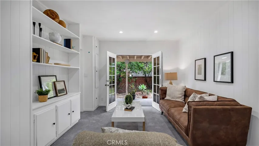 10207 Camarillo Street, Toluca Lake, California 91602