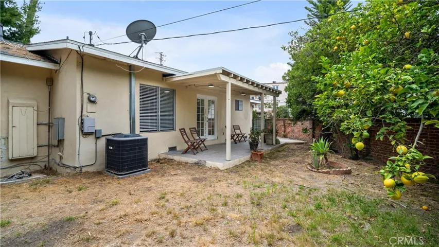 10207 Camarillo Street, Toluca Lake, California 91602