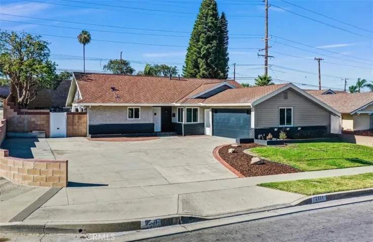 Spacious driveway - Possible RV parking