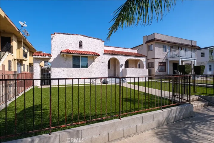 4533 Saturn, Los Angeles, California 90019