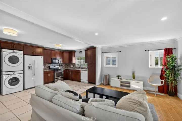 4533 Saturn, Los Angeles, California 90019