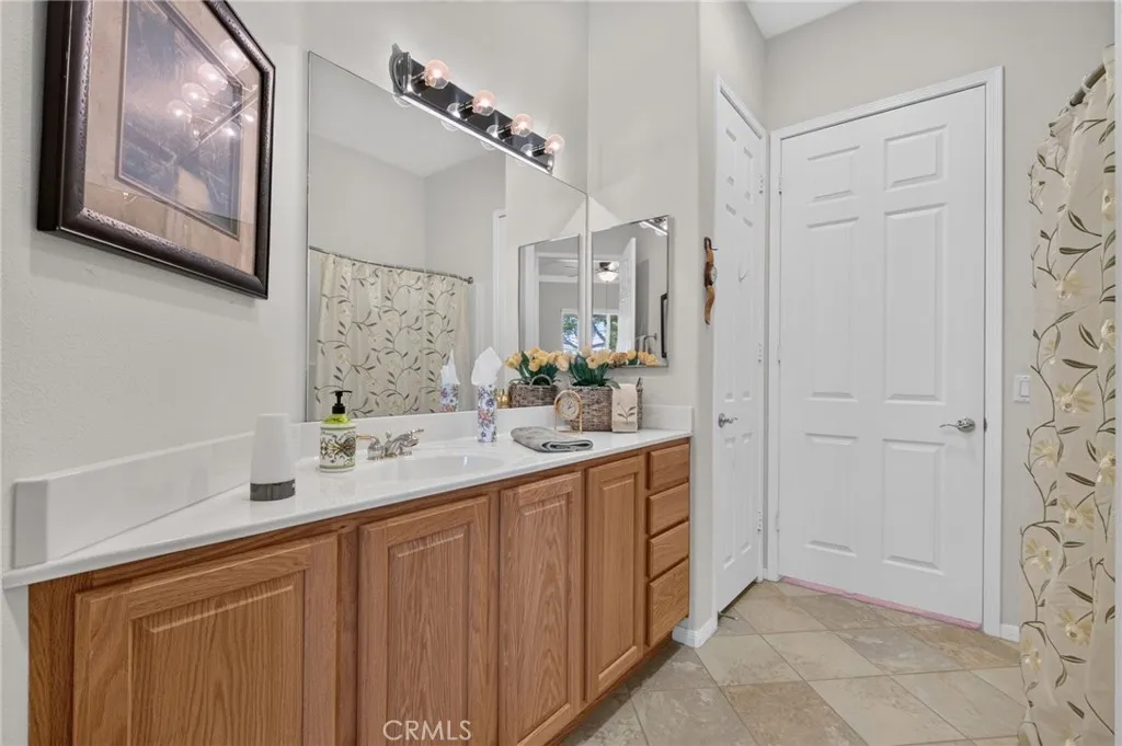 Hallway bathroom (enter from either second bedroom or hallway)