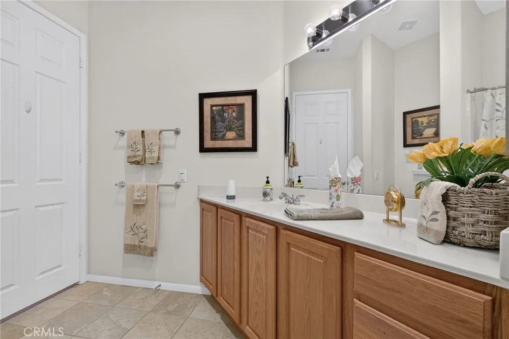 Hallway bathroom (enter from either second bedroom or hallway)