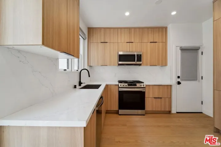 9122 W 3rd Street, Los Angeles, California 90048
