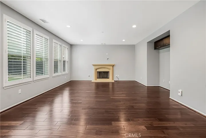 LIVING ROOM WITH A DECORATIVE FIREPLACE