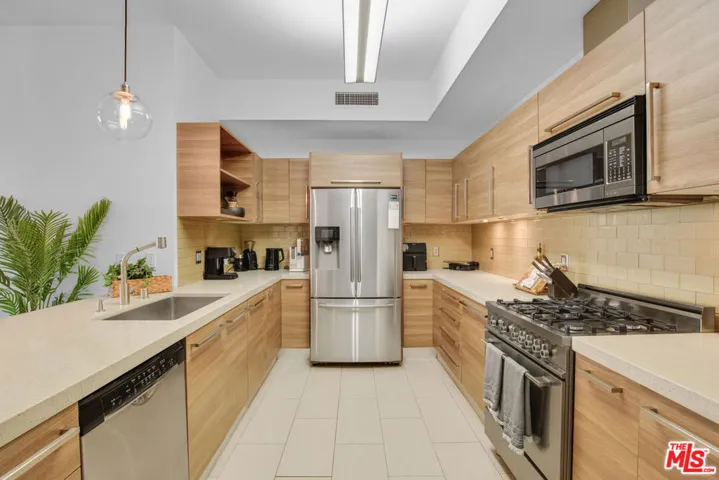 855 N Croft Avenue 206, West Hollywood, California 90069