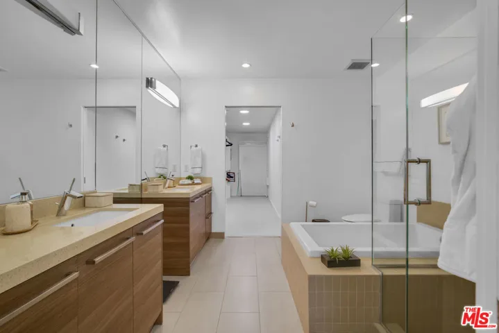 855 N Croft Avenue 206, West Hollywood, California 90069