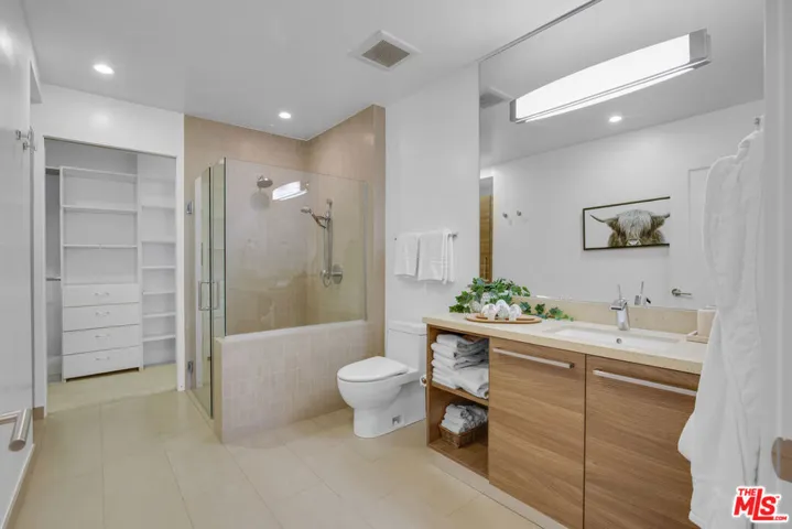 855 N Croft Avenue 206, West Hollywood, California 90069