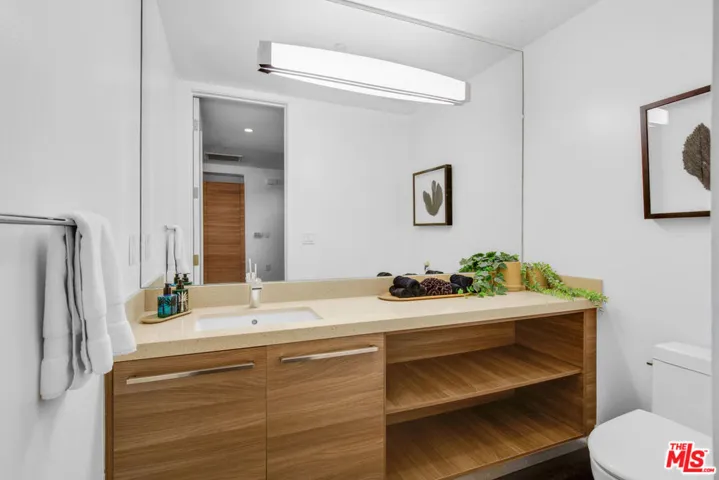 855 N Croft Avenue 206, West Hollywood, California 90069