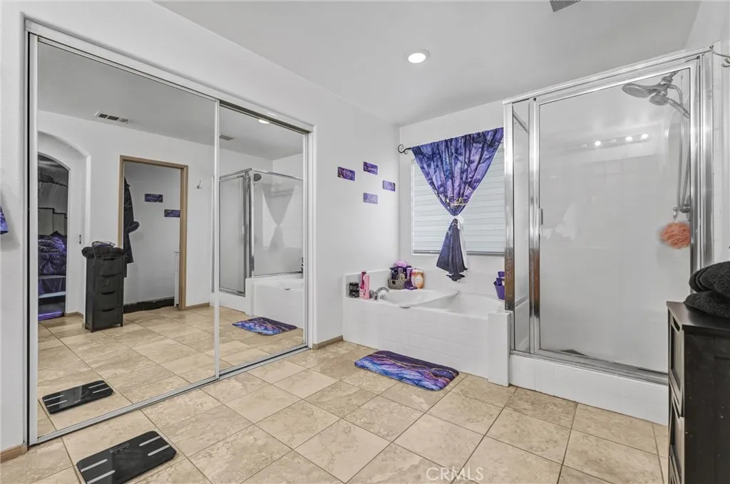 walk-in closet, bathtub
