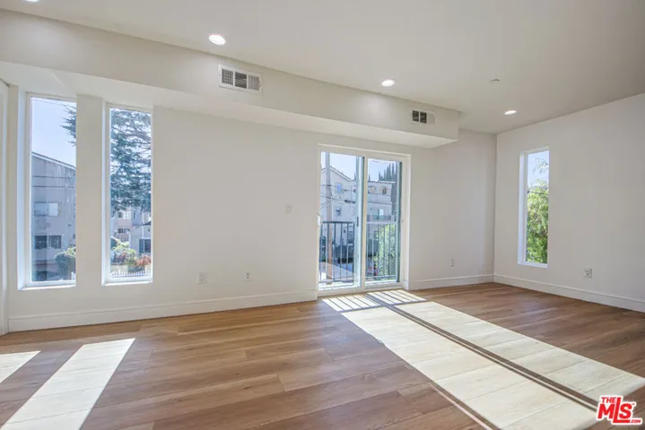10801 Kling Street, Toluca Lake, California 91602