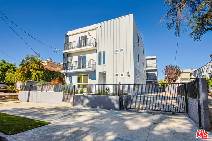 10801 Kling Street, Toluca Lake, California 91602