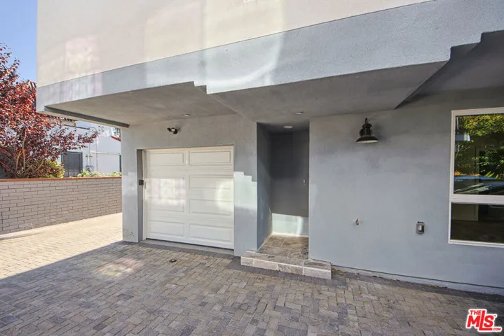 10801 Kling Street, Toluca Lake, California 91602