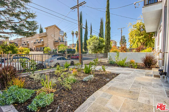 10801 Kling Street, Toluca Lake, California 91602