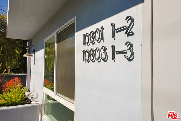 10801 Kling Street, Toluca Lake, California 91602