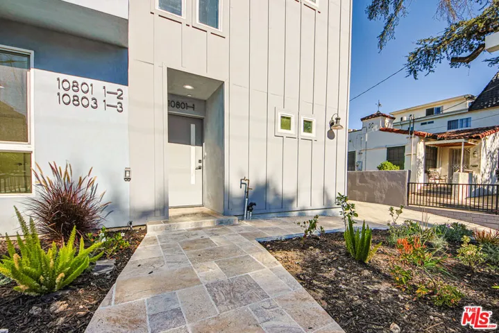 10801 Kling Street, Toluca Lake, California 91602