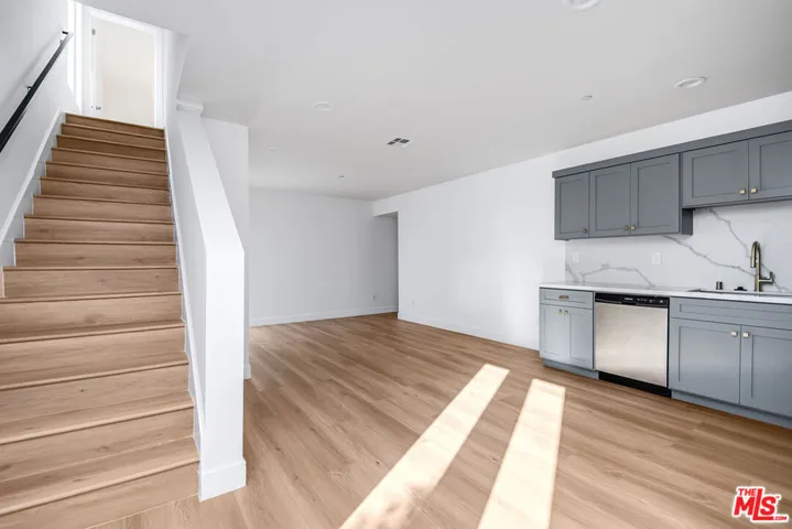 10801 Kling Street, Toluca Lake, California 91602